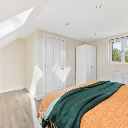 Stylish Wembley Gem - Parking -Sleeps 14 Λονδίνο Εξωτερικό φωτογραφία
