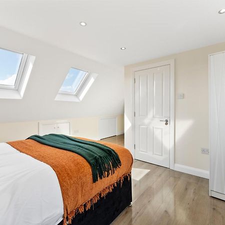Stylish Wembley Gem - Parking -Sleeps 14 Λονδίνο Εξωτερικό φωτογραφία