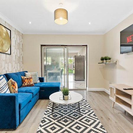 Stylish Wembley Gem - Parking -Sleeps 14 Λονδίνο Εξωτερικό φωτογραφία