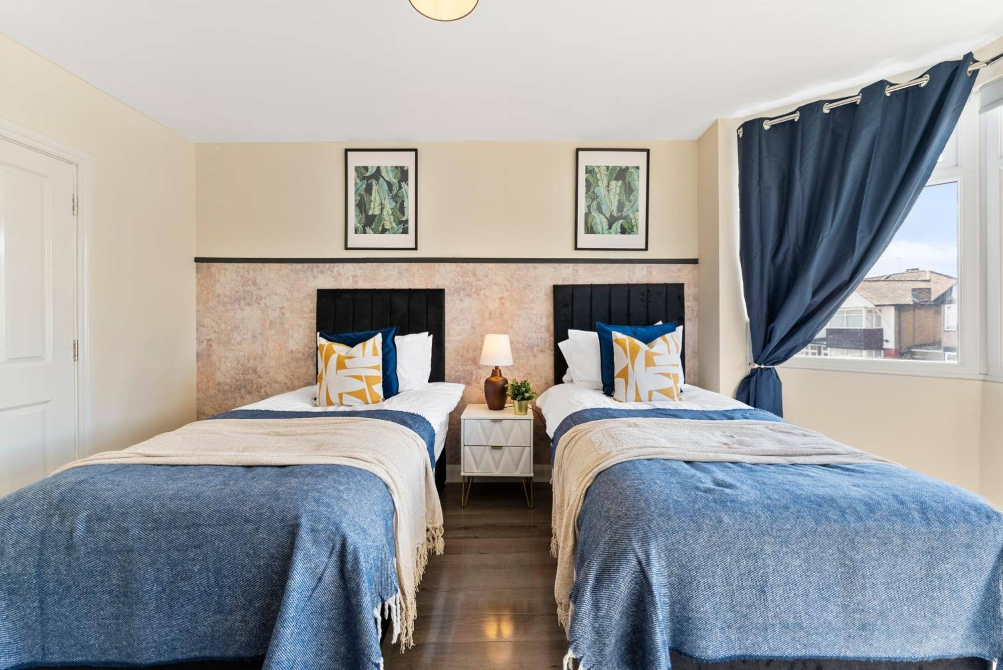 Stylish Wembley Gem - Parking -Sleeps 14 Λονδίνο Εξωτερικό φωτογραφία