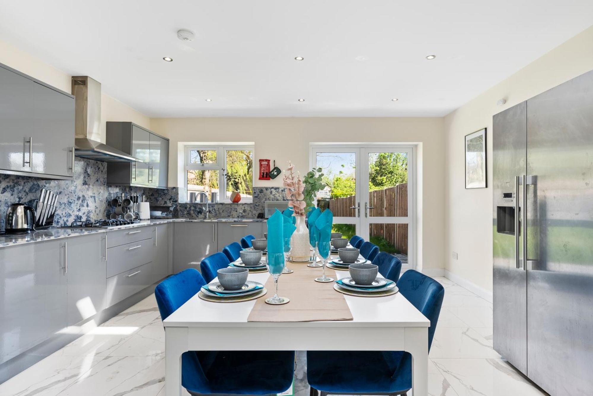 Stylish Wembley Gem - Parking -Sleeps 14 Λονδίνο Εξωτερικό φωτογραφία