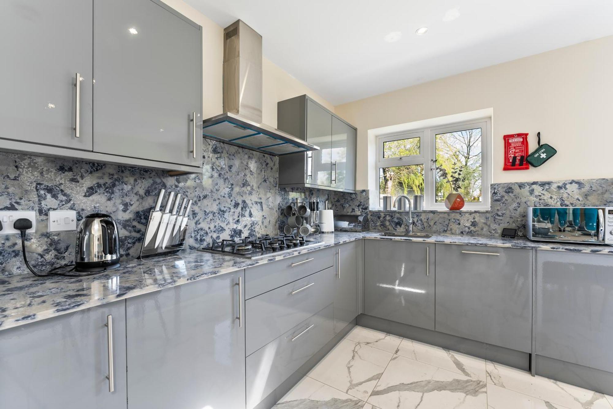 Stylish Wembley Gem - Parking -Sleeps 14 Λονδίνο Εξωτερικό φωτογραφία
