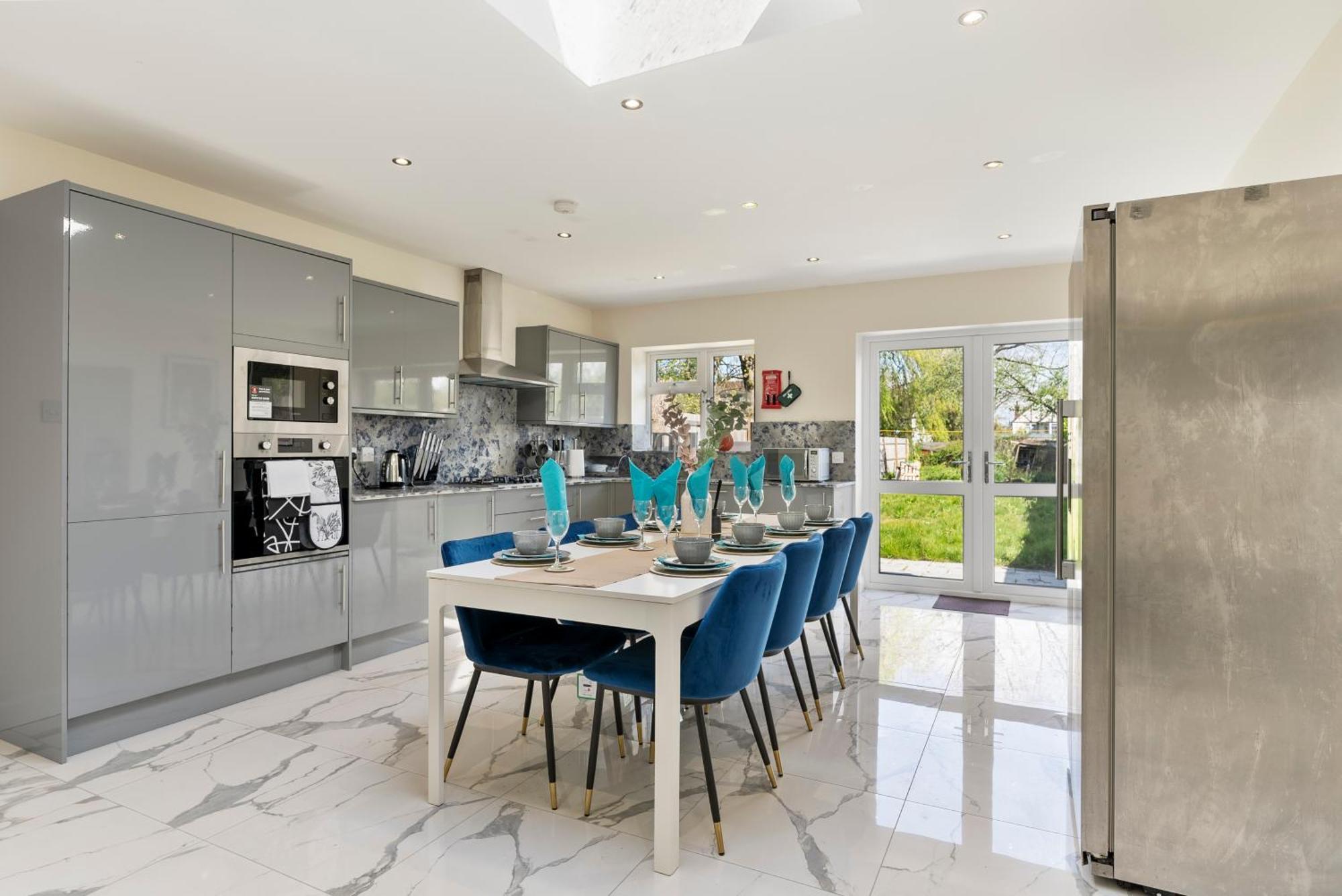 Stylish Wembley Gem - Parking -Sleeps 14 Λονδίνο Εξωτερικό φωτογραφία
