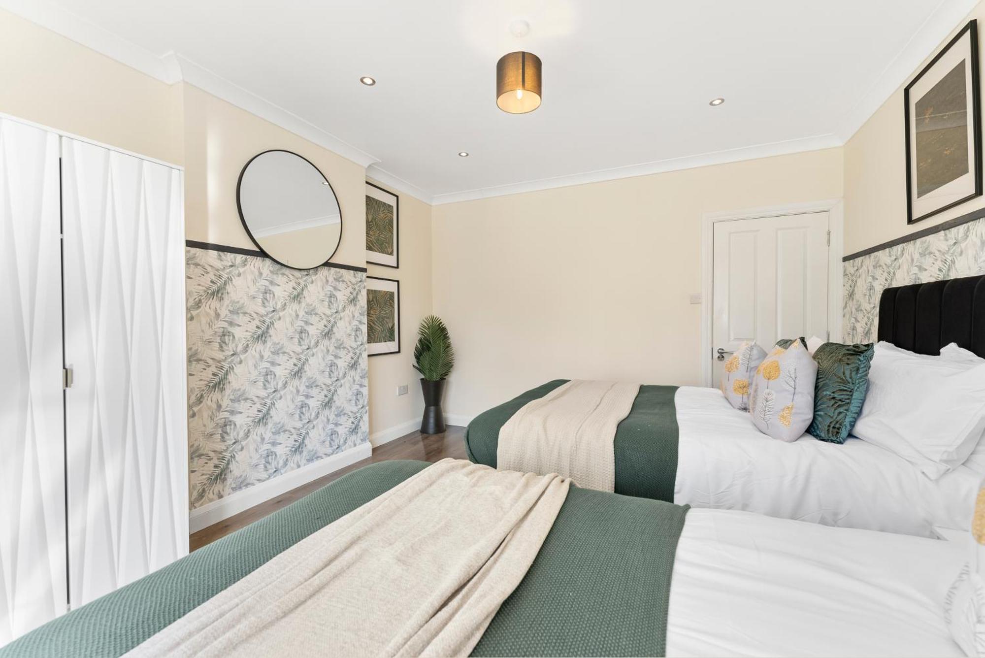 Stylish Wembley Gem - Parking -Sleeps 14 Λονδίνο Εξωτερικό φωτογραφία