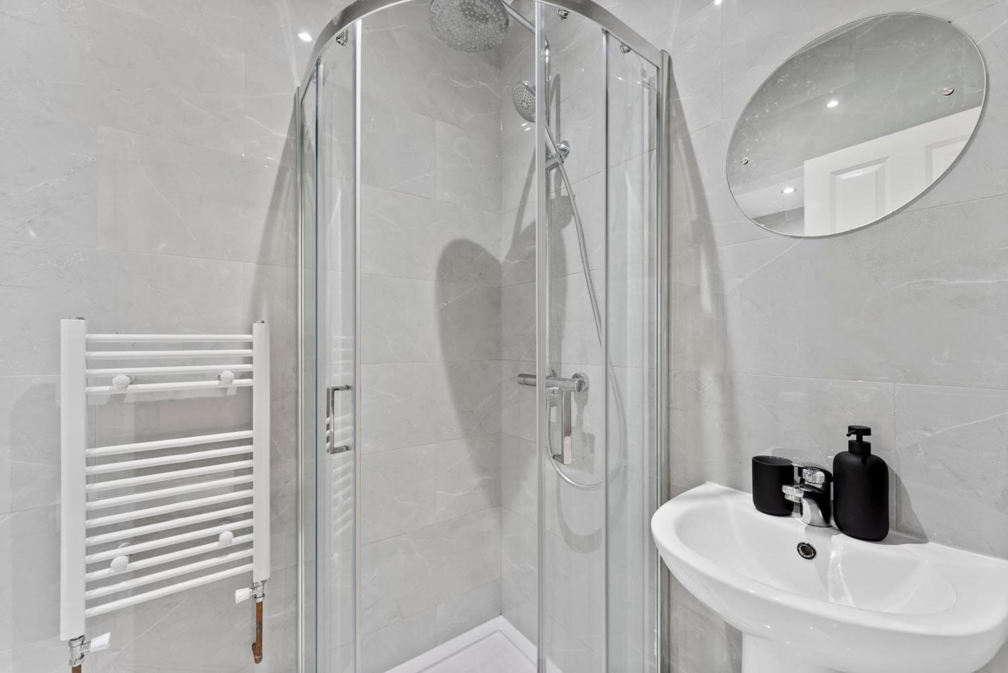 Stylish Wembley Gem - Parking -Sleeps 14 Λονδίνο Εξωτερικό φωτογραφία