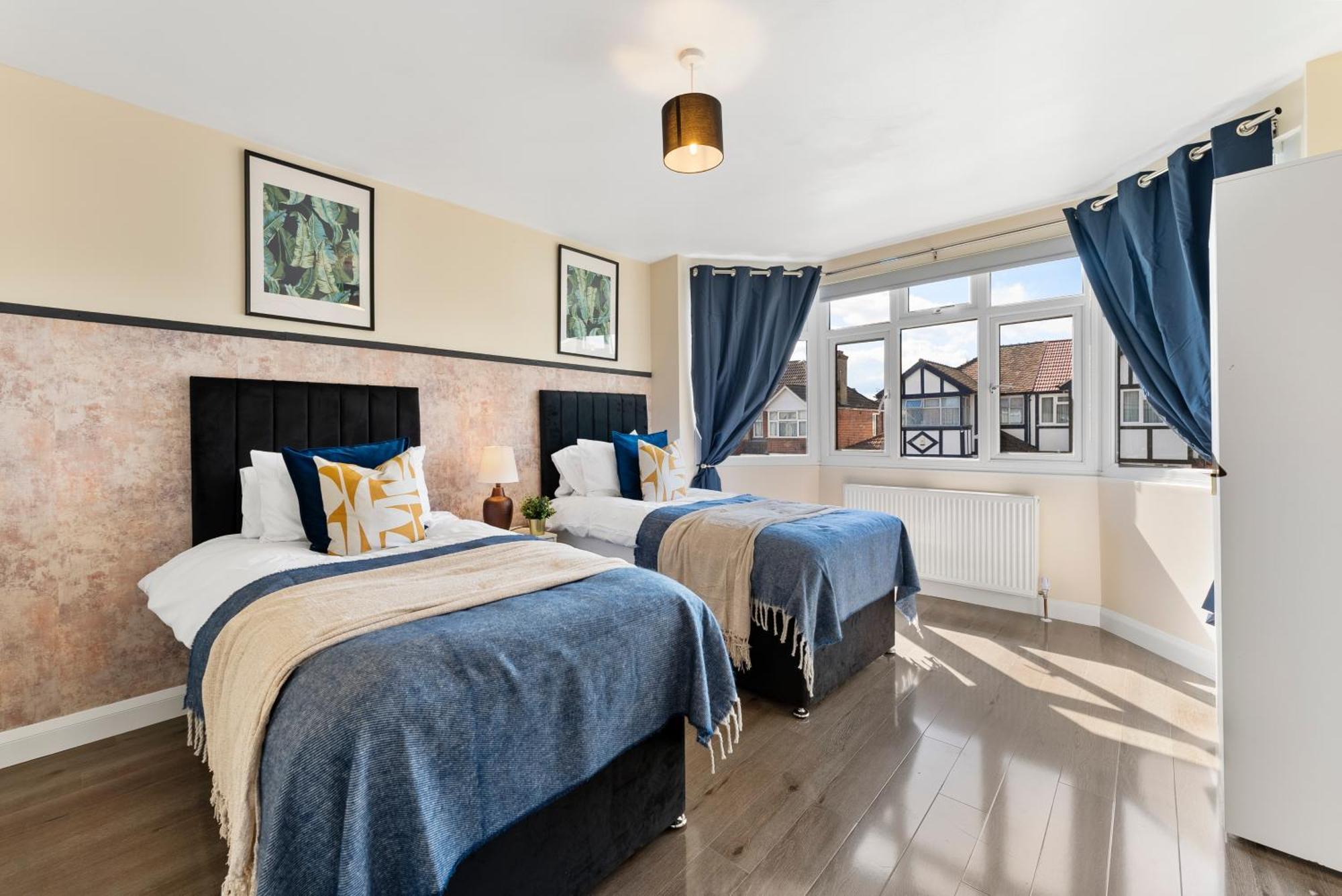 Stylish Wembley Gem - Parking -Sleeps 14 Λονδίνο Εξωτερικό φωτογραφία