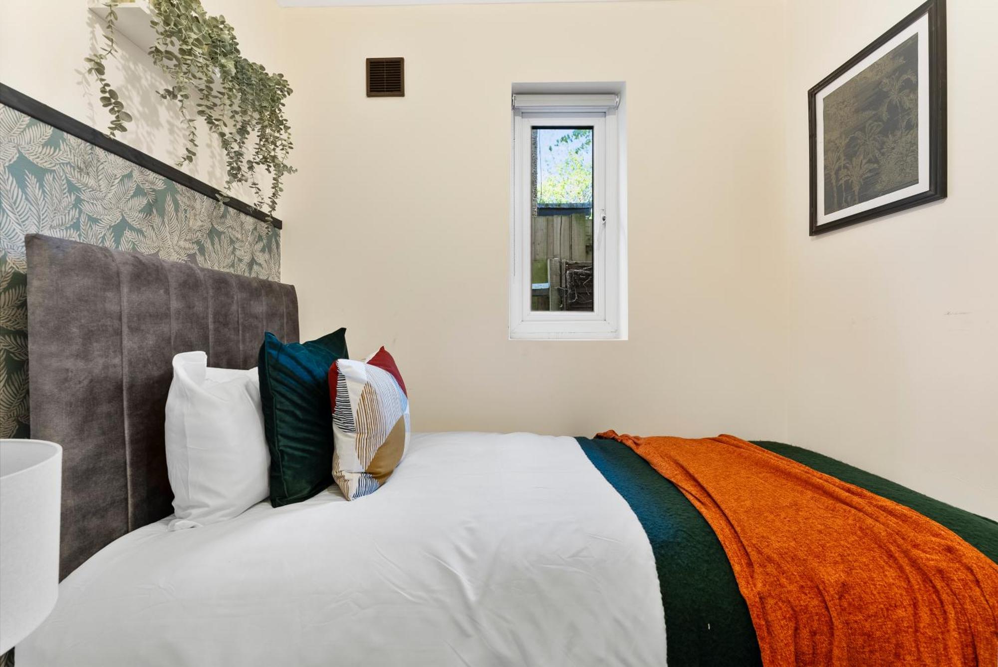 Stylish Wembley Gem - Parking -Sleeps 14 Λονδίνο Εξωτερικό φωτογραφία