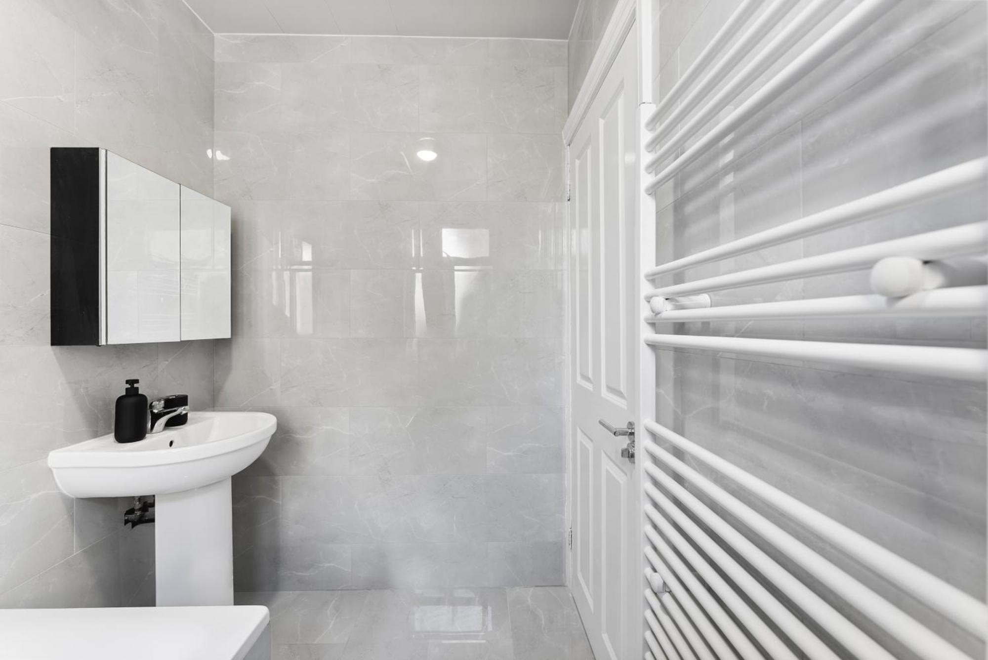 Stylish Wembley Gem - Parking -Sleeps 14 Λονδίνο Εξωτερικό φωτογραφία