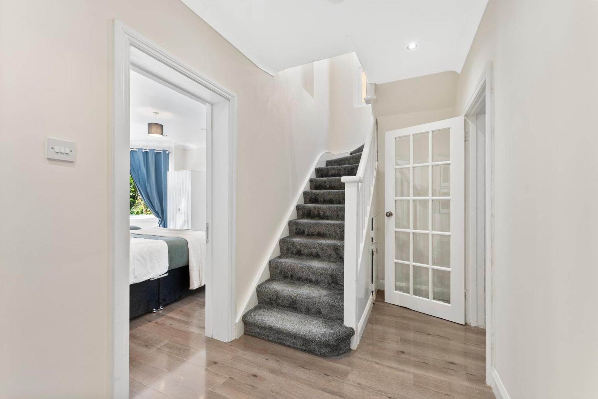 Stylish Wembley Gem - Parking -Sleeps 14 Λονδίνο Εξωτερικό φωτογραφία