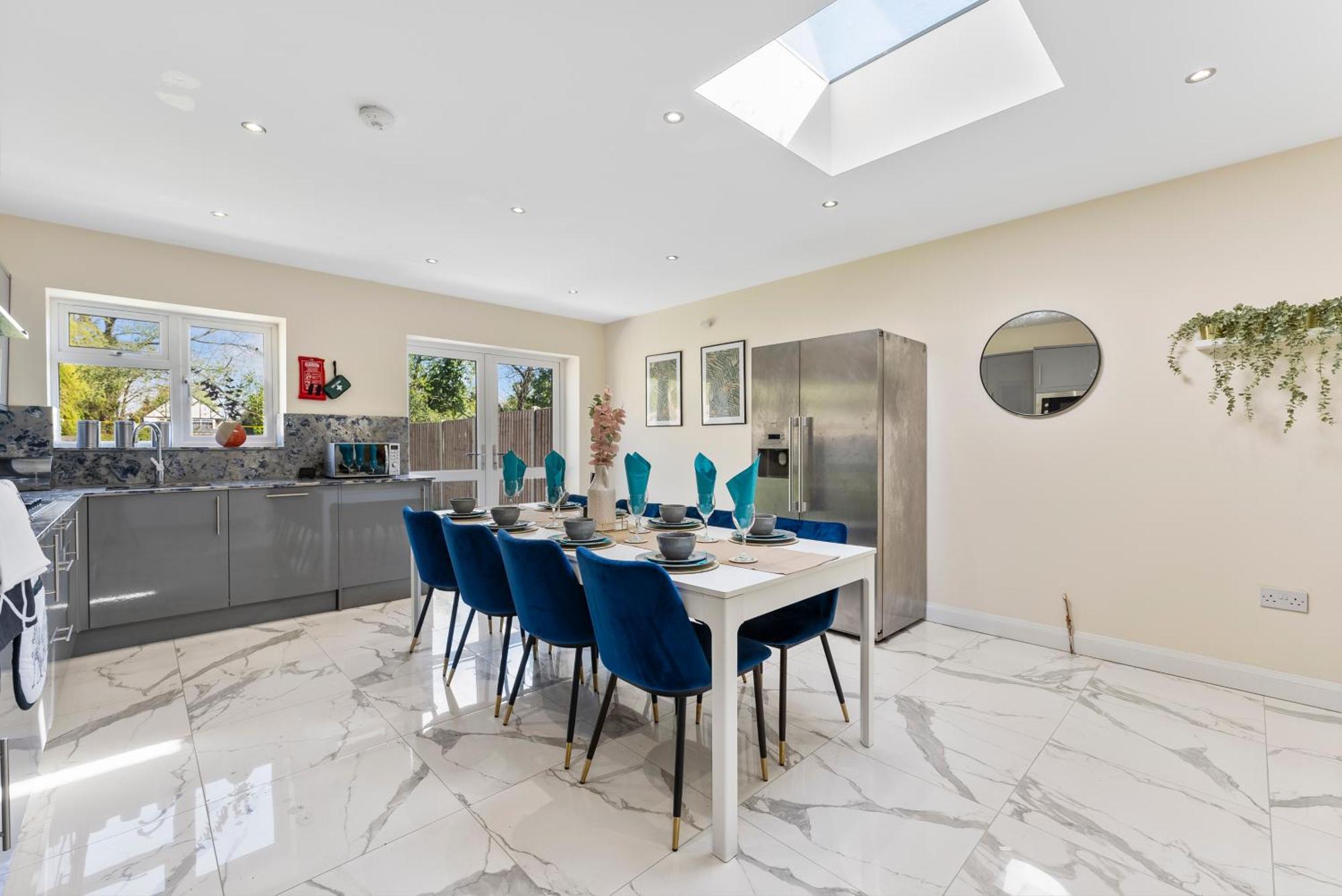 Stylish Wembley Gem - Parking -Sleeps 14 Λονδίνο Εξωτερικό φωτογραφία
