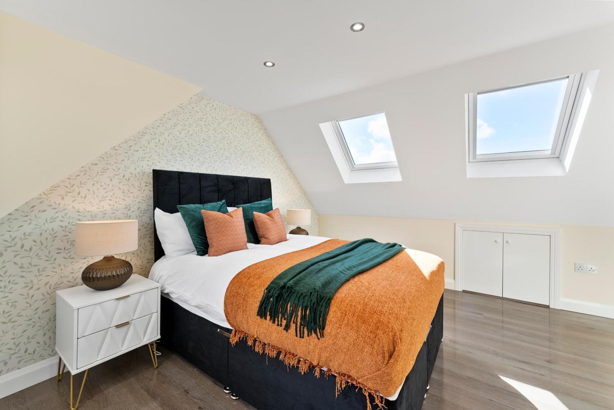Stylish Wembley Gem - Parking -Sleeps 14 Λονδίνο Εξωτερικό φωτογραφία