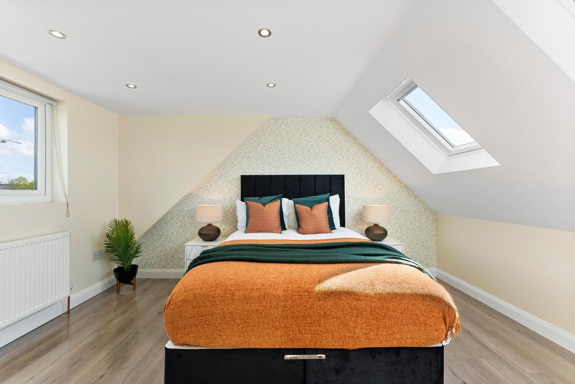 Stylish Wembley Gem - Parking -Sleeps 14 Λονδίνο Εξωτερικό φωτογραφία