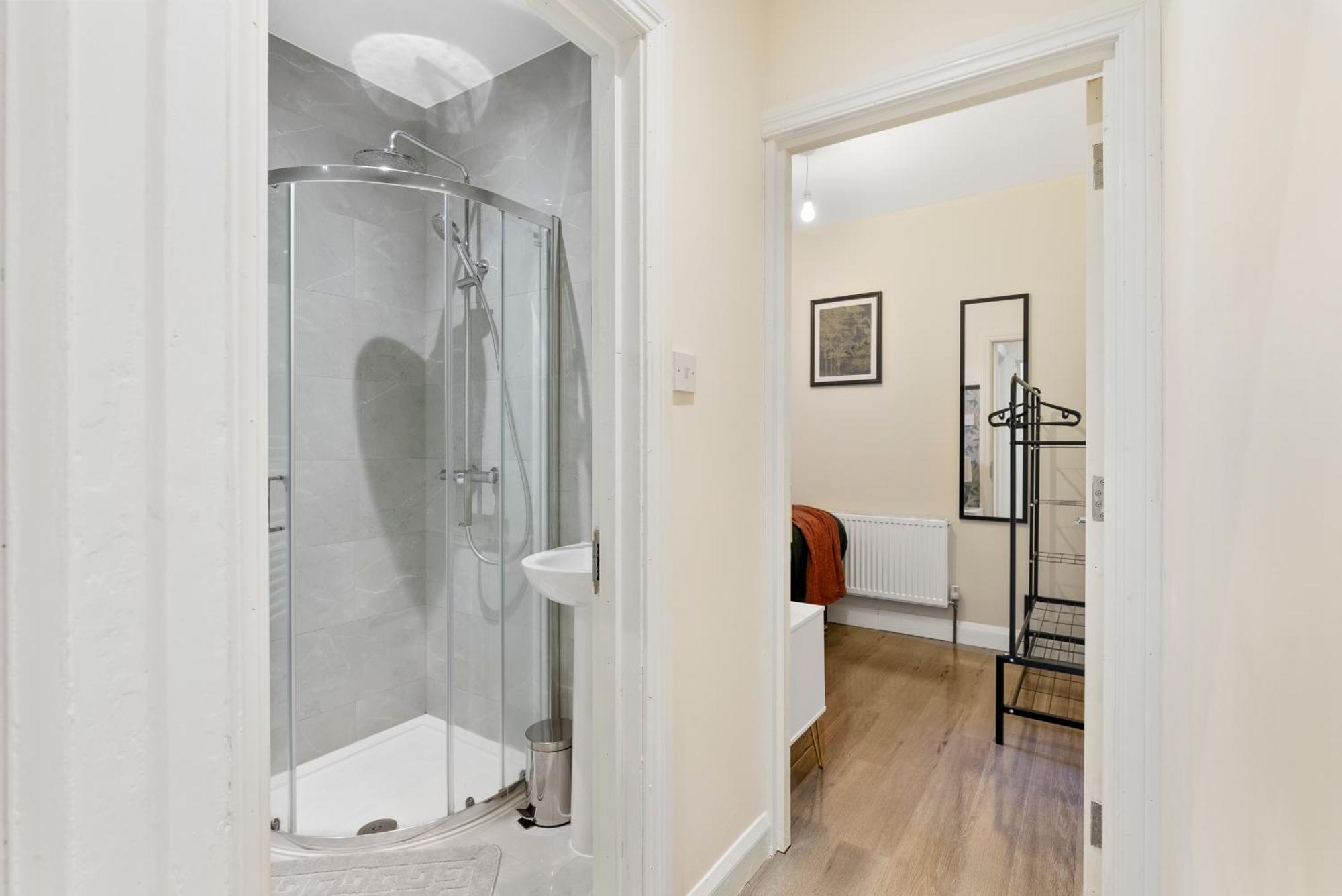 Stylish Wembley Gem - Parking -Sleeps 14 Λονδίνο Εξωτερικό φωτογραφία