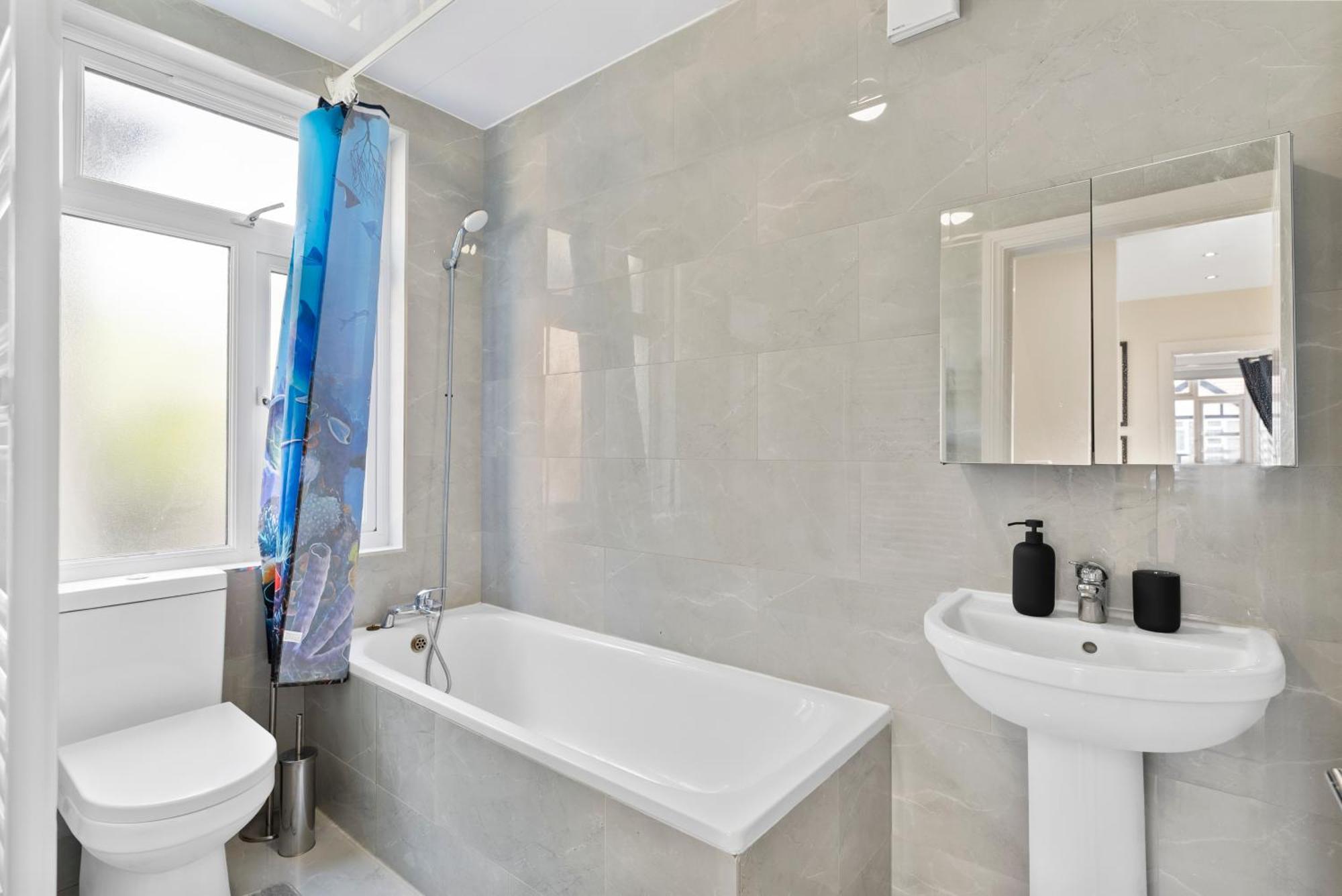 Stylish Wembley Gem - Parking -Sleeps 14 Λονδίνο Εξωτερικό φωτογραφία