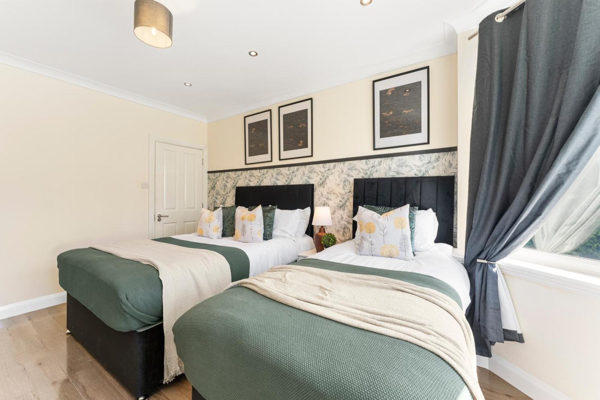 Stylish Wembley Gem - Parking -Sleeps 14 Λονδίνο Εξωτερικό φωτογραφία