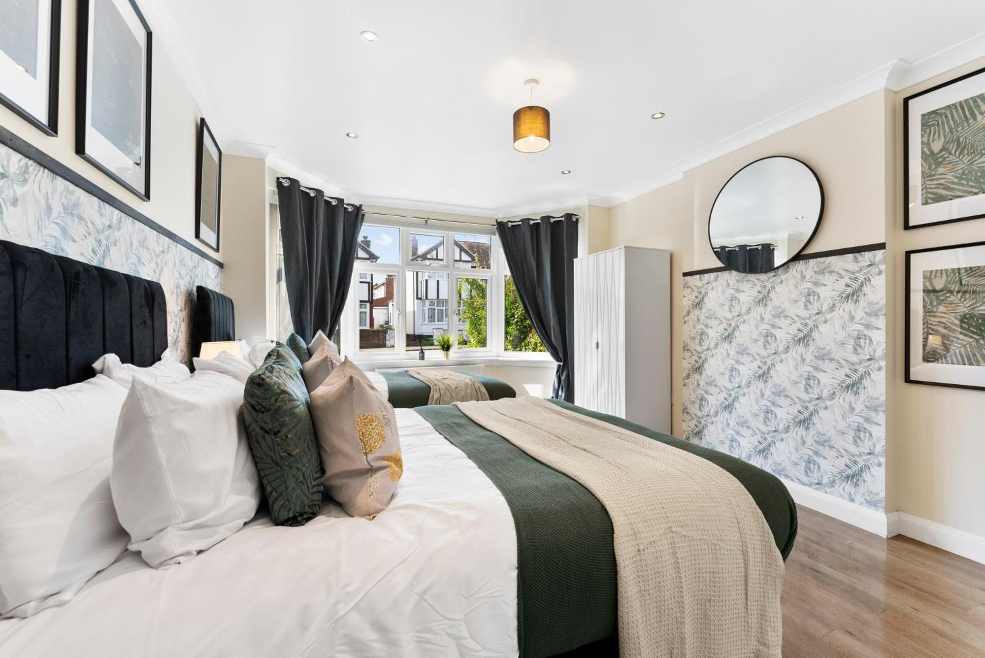 Stylish Wembley Gem - Parking -Sleeps 14 Λονδίνο Εξωτερικό φωτογραφία