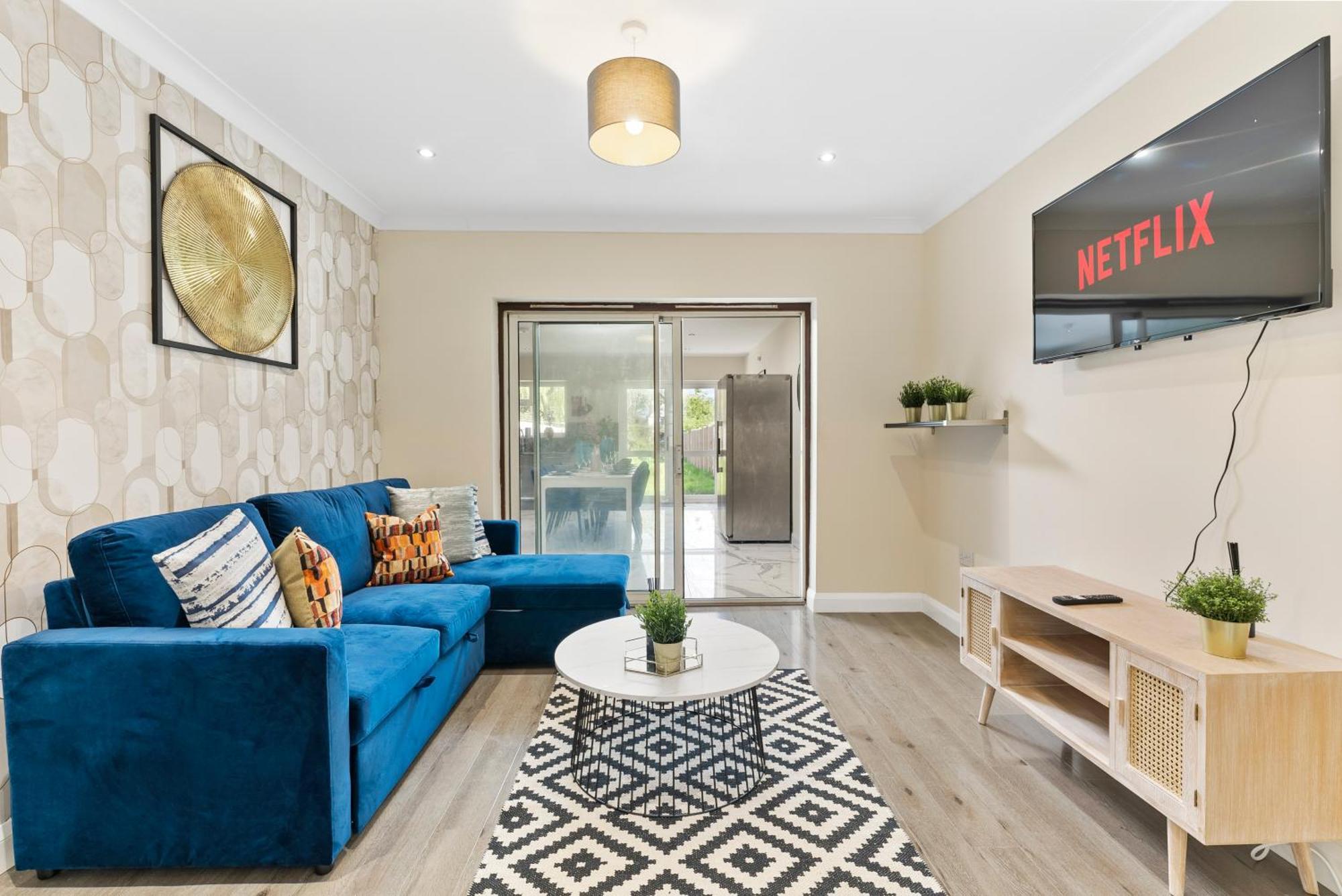 Stylish Wembley Gem - Parking -Sleeps 14 Λονδίνο Εξωτερικό φωτογραφία
