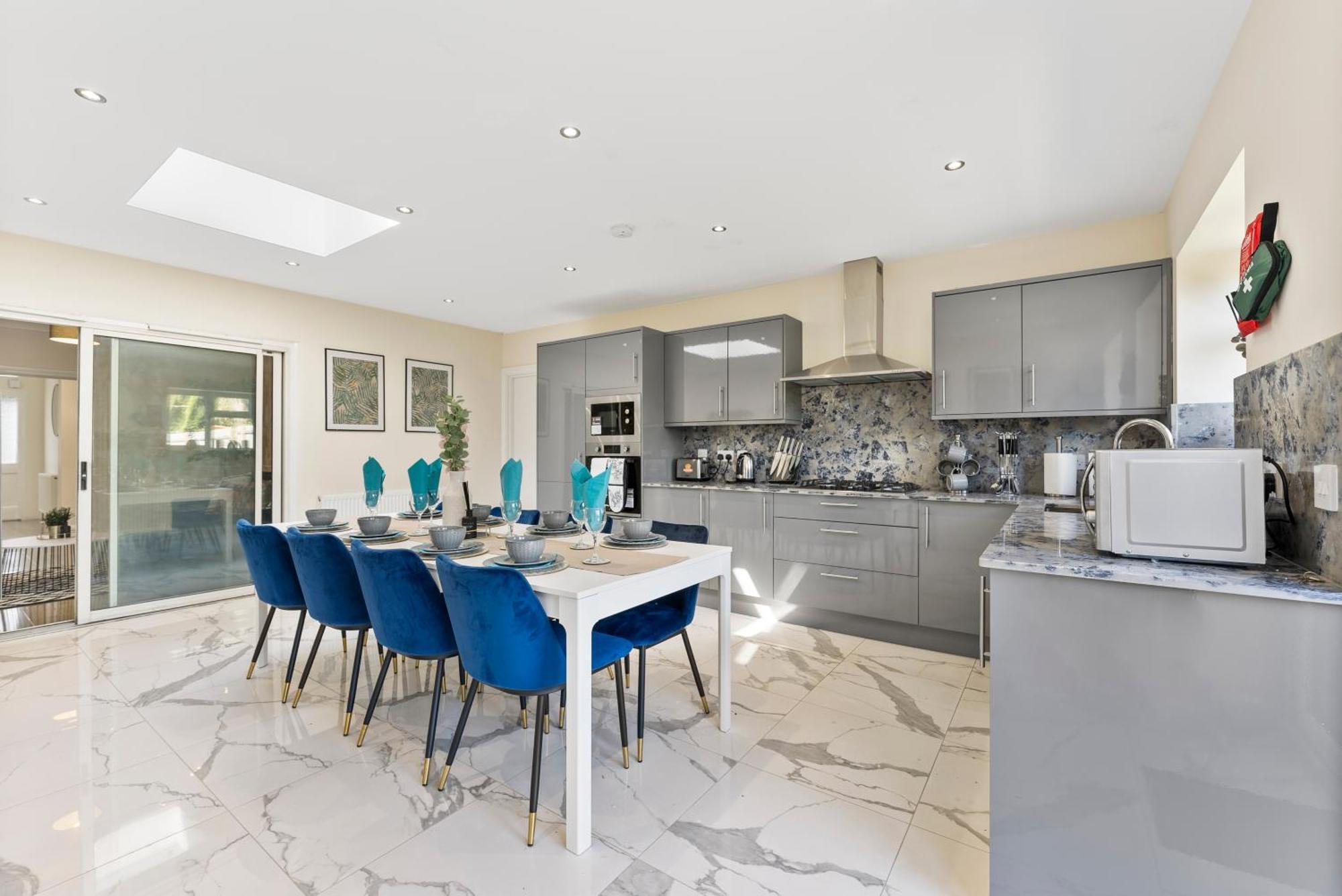 Stylish Wembley Gem - Parking -Sleeps 14 Λονδίνο Εξωτερικό φωτογραφία