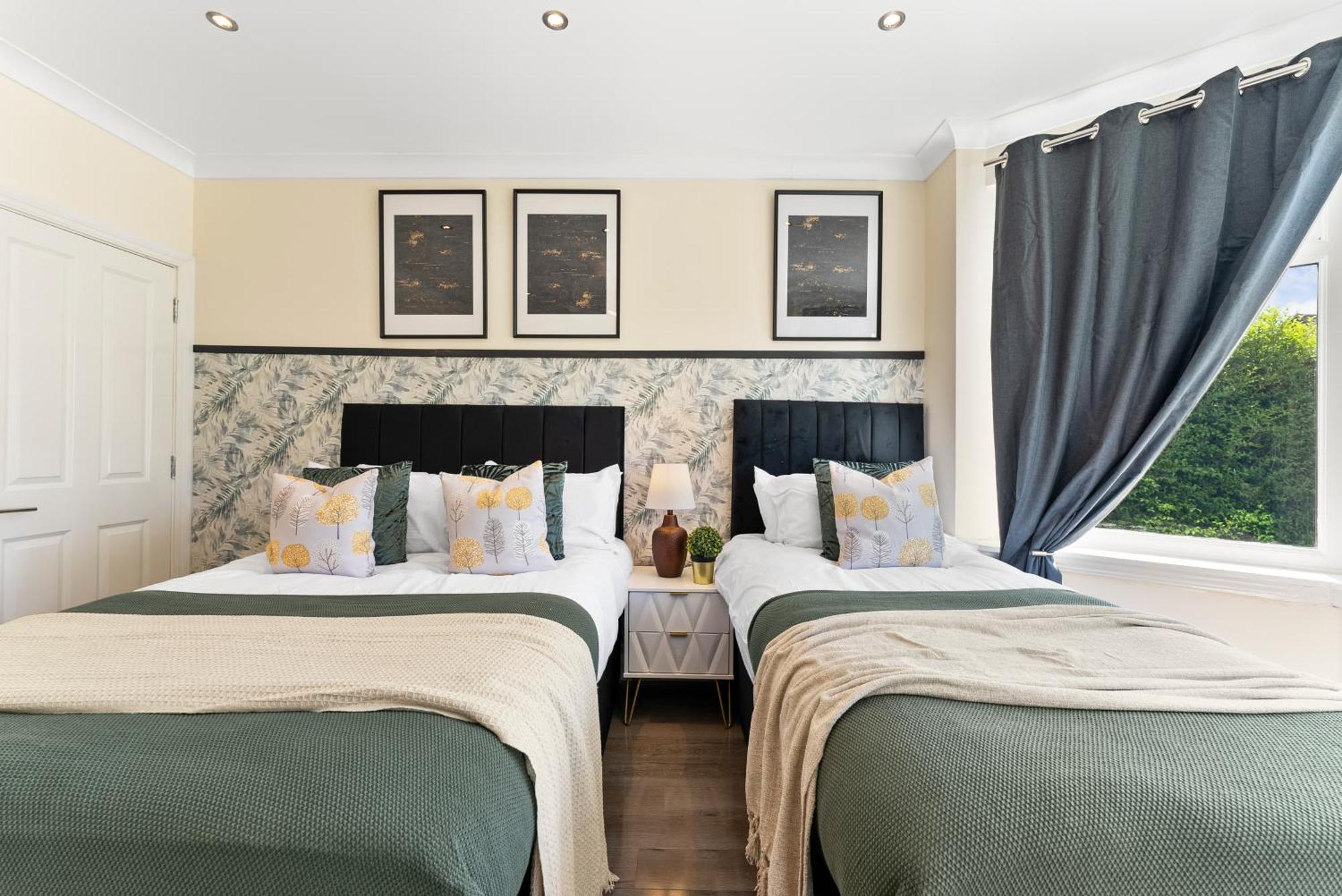 Stylish Wembley Gem - Parking -Sleeps 14 Λονδίνο Εξωτερικό φωτογραφία