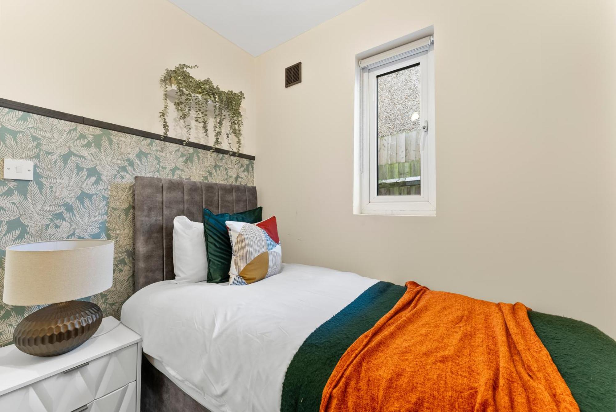 Stylish Wembley Gem - Parking -Sleeps 14 Λονδίνο Εξωτερικό φωτογραφία