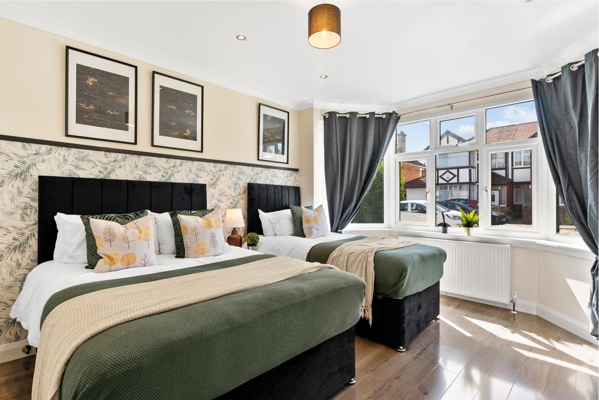 Stylish Wembley Gem - Parking -Sleeps 14 Λονδίνο Εξωτερικό φωτογραφία